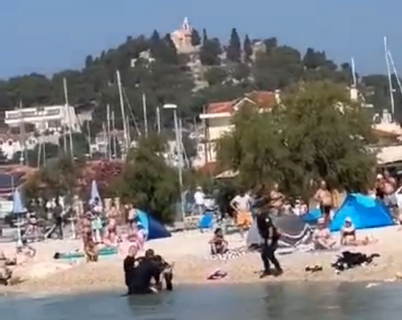 Incident na plaži u Tribunju: Policijska intervencija zbog narušavanja javnog reda i mira