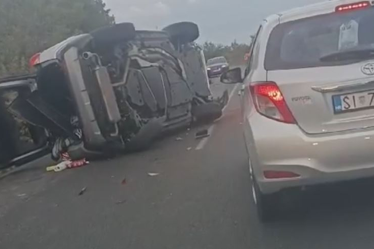 Vozilo se prevrnulo na cesti između Srime i D8: promet ide usporeno