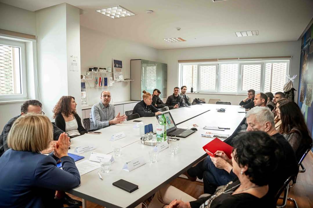 Održan okrugli stol u Razvojnoj agenciji: Kako informirati mlade i suzbiti lažne vijesti