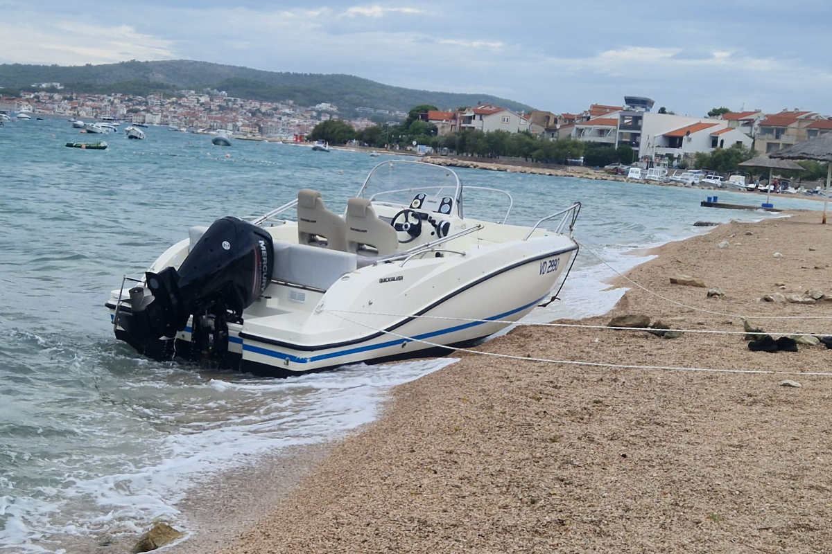 Dežurna kamera: Jugo na Srimi nasukalo gliser
