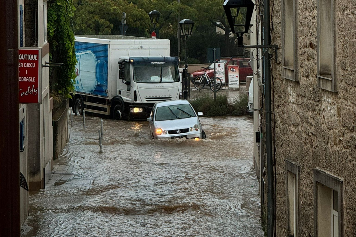 Obilna kiša izazvala probleme u Vodicama – vozilo upalo u šaht u poplavljenoj ulici