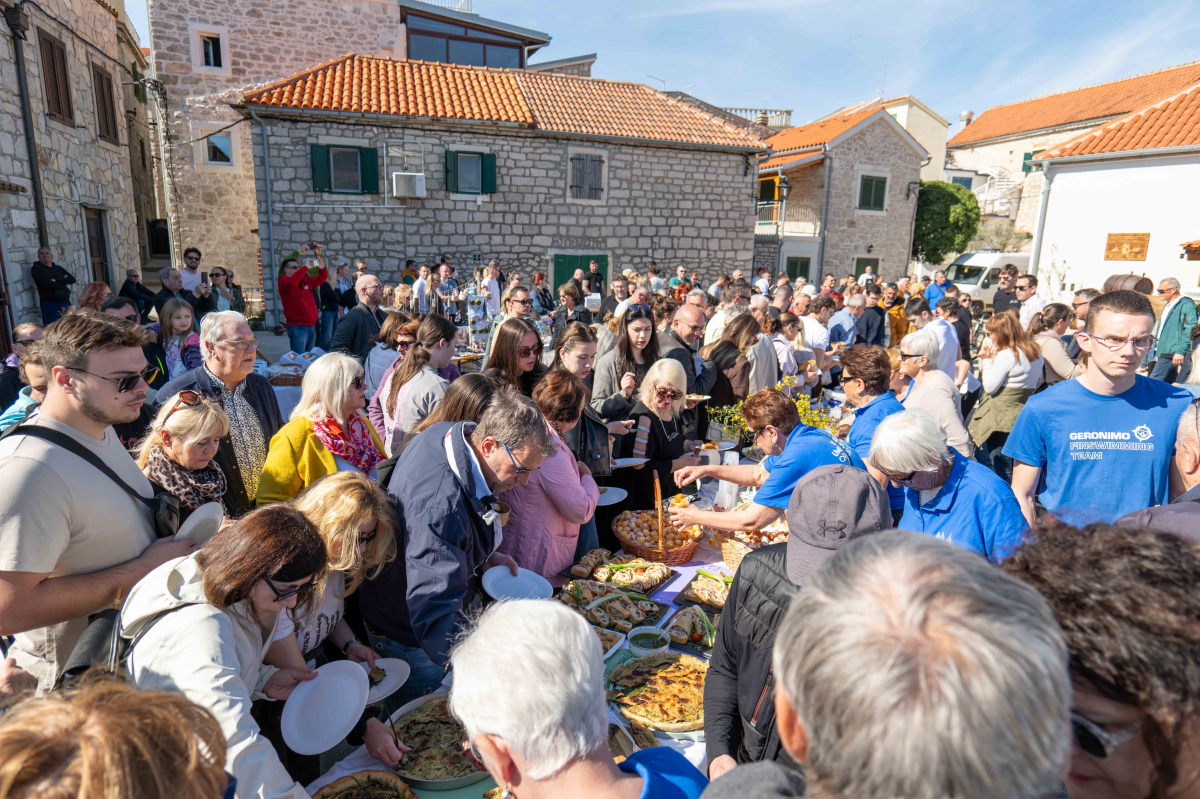 Uskrsni doručak u Tribunju okupio brojne mještane i goste uz sunčano vrijeme i domaće delicije