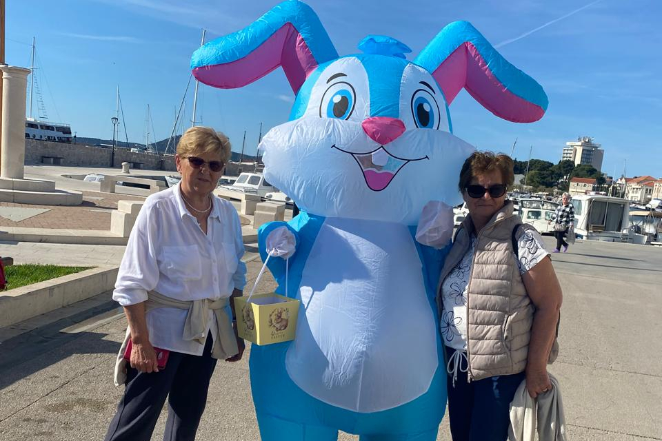 Uskrsni ponedjeljak u Vodicama: Zeko dijelio čokolade najmlađima