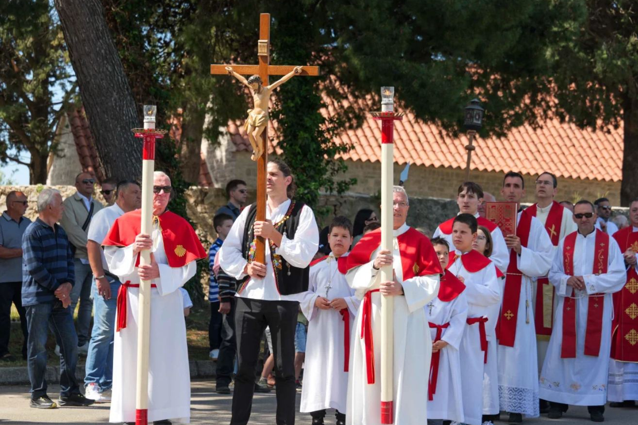 Vodice u nedjelju slave Našašće sv. Križa - procesija i svečana misa u župnoj crkvi