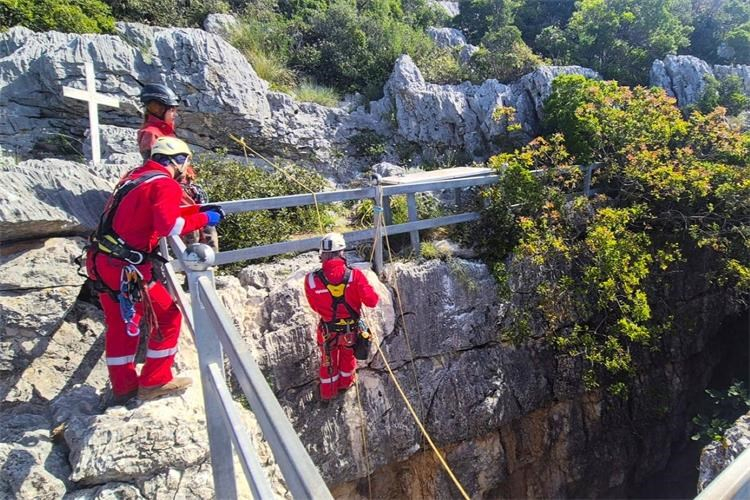 Započela ekshumacija u jami Golubinka kod Tisnog, pronađeni posmrtni ostaci žrtava