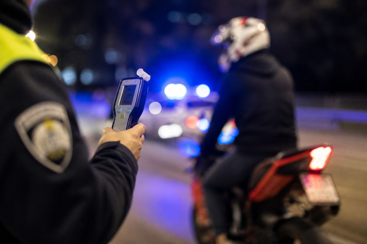 Policija ga zaustavila, on odbio test na droge i predao marihuanu