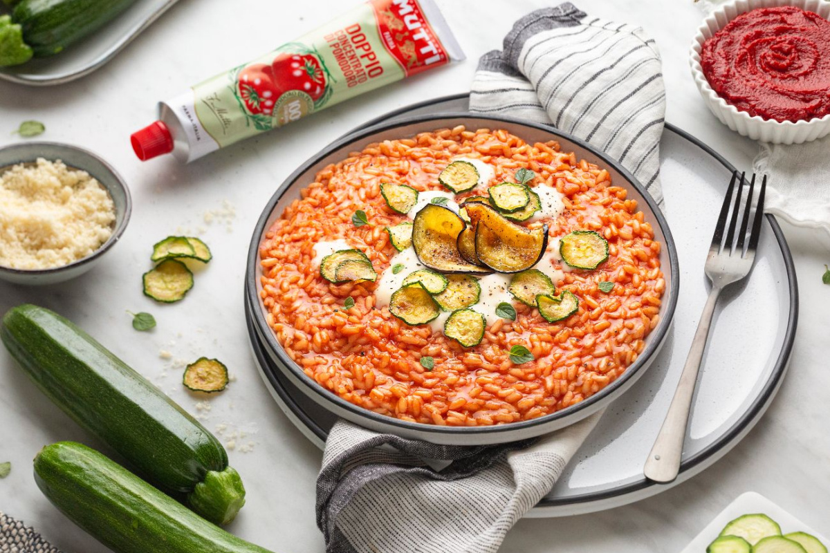 Rižoto od rajčice s kremom od parmezana i prženim povrćem