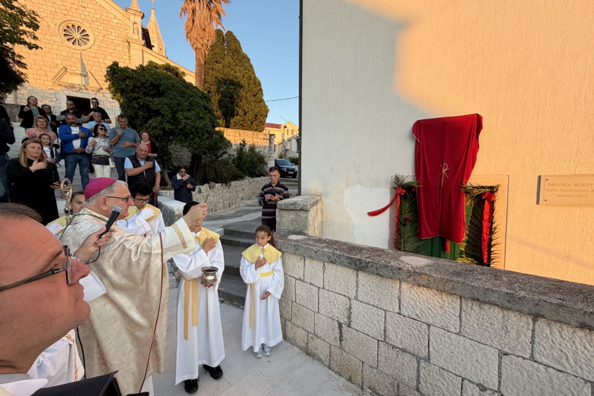 Sjećanje na svećenike mučenike: u Rogoznici otkrivena spomen-ploča don Ivi Jurčevu