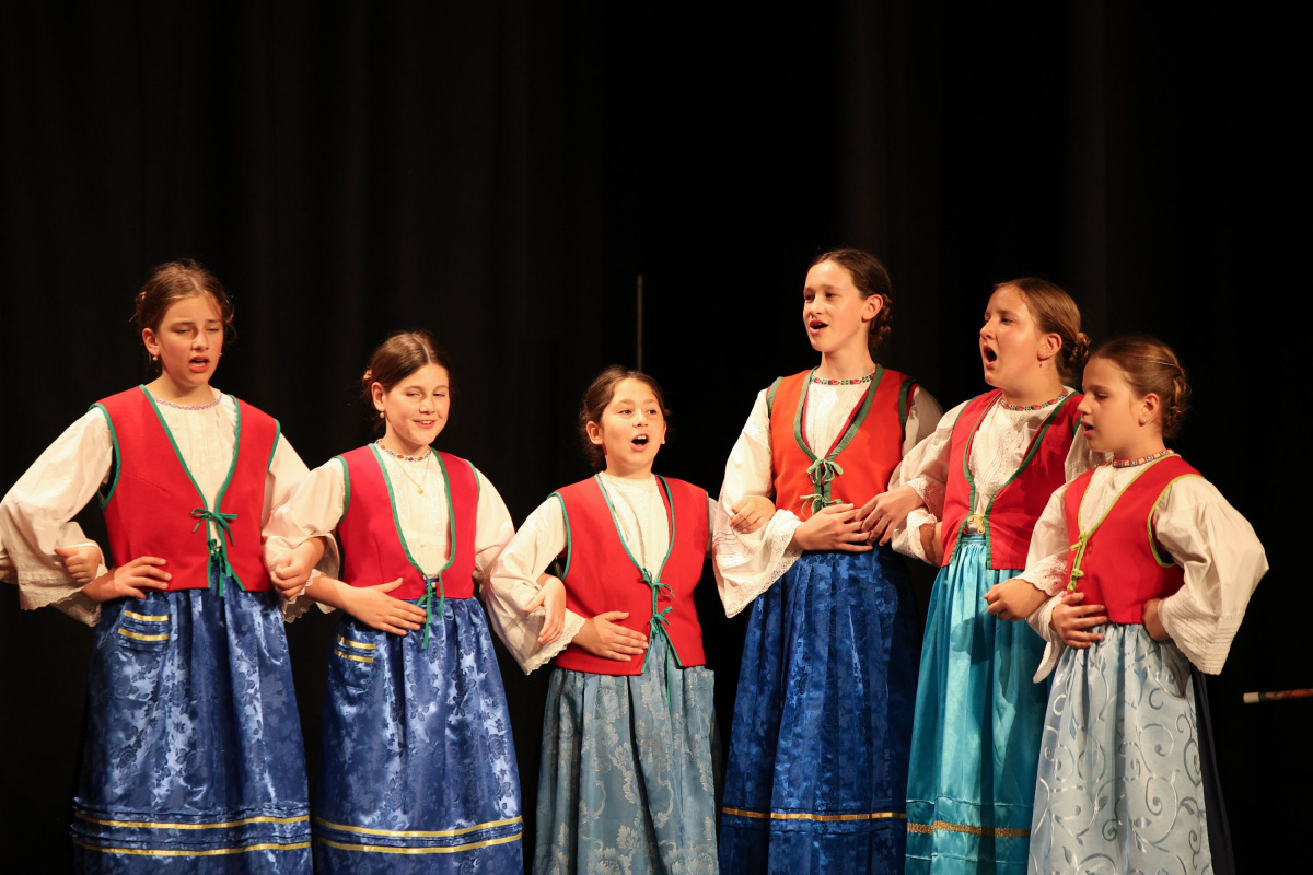 Oko 150 malih folkloraša nastupilo na 3. Smotri dječjeg folklora Šibensko-kninske županije u Vodicama