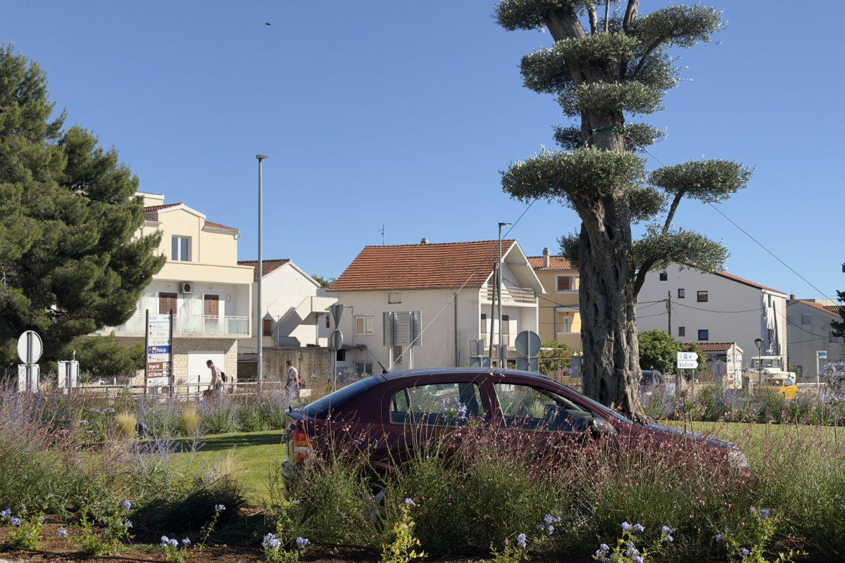 Automobil završio na rotoru na ulazu u Vodice, nema ozlijeđenih