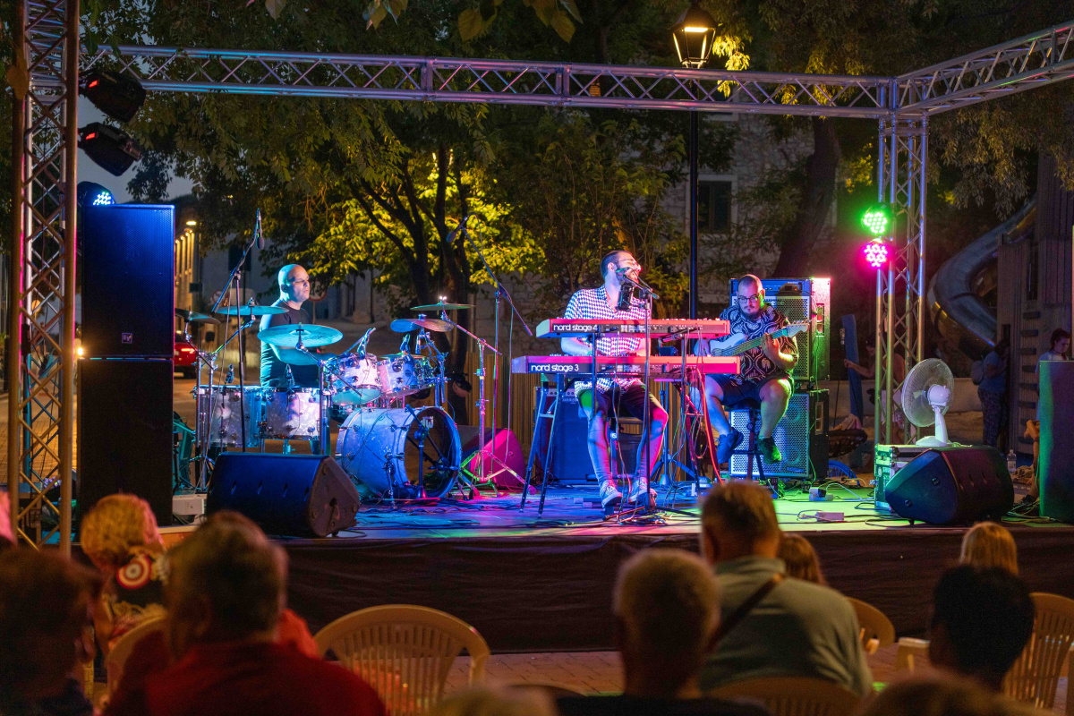 Deset godina Đardin je IN: više od 300 programa, a jubilarnu sezonu otvorio vodički Trio Vinyl