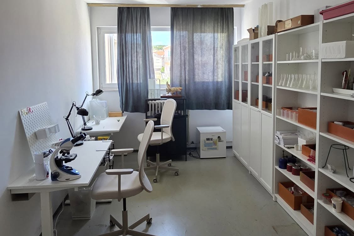 Završen projekt „Didaktička bilježnica OŠ Vodice“: Uređen kabinet i nabavljena nova oprema za nastavu biologije