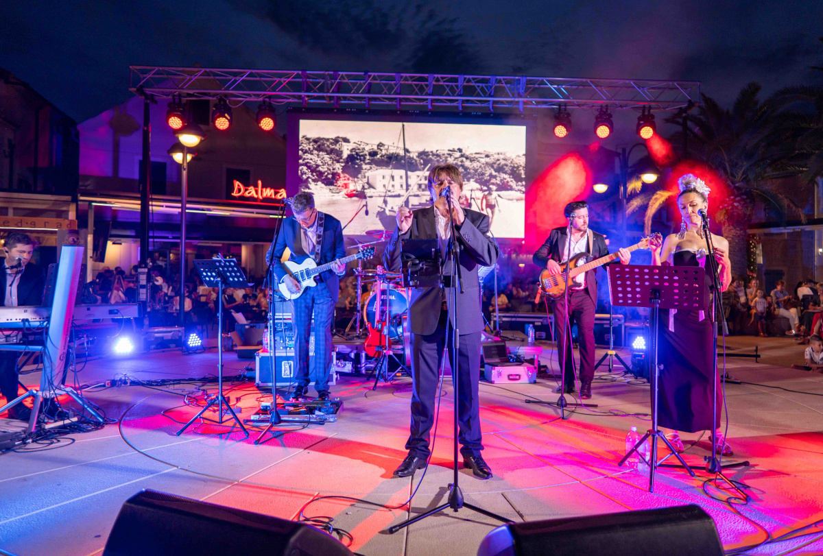 Puna riva pjevala Mišine hitove, a izložba Roka Ivande zaokružila Vodice Street Festival