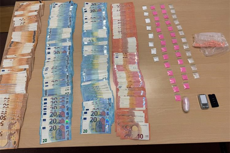 Portugalci pali u Vodicama i Jezerima: Policija pronašla MDMA, kokain i veću svotu novca.