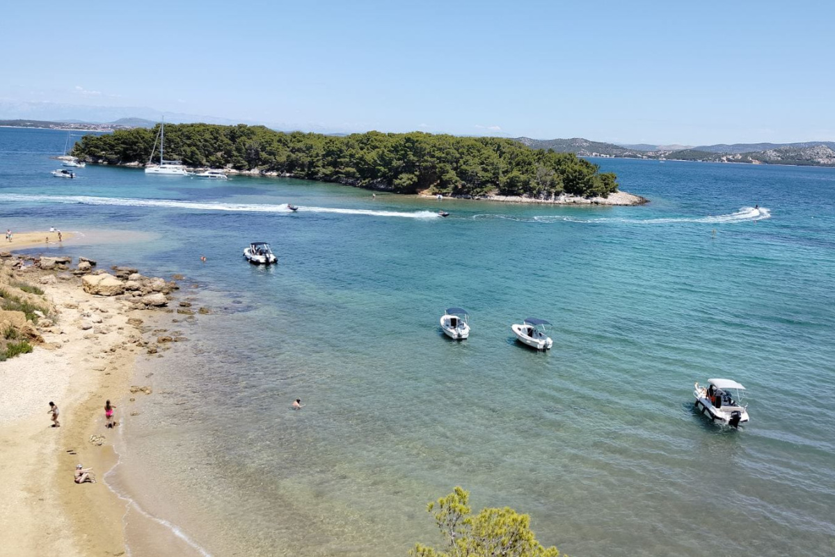 Vrgada – otok pješčanih plaža, dupina i dalmatinskog mira: izlet brodom iz Vodica za pamćenje