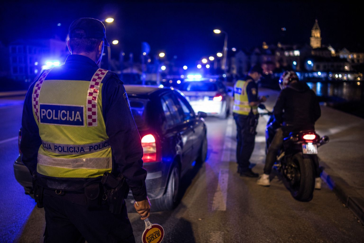 Dvije noćne policijske kontrole u Vodicama: 47-godišnjak napuhao 1,53 promila, 20-godišnjak imao i marihuanu