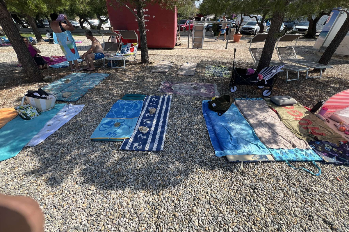 Ručnici satima čuvaju prazna mjesta na plaži u Srimi, komunalno najavljuje jutarnja uklanjanja