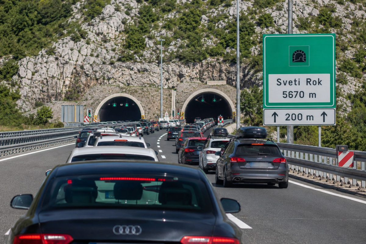 Kreće veliki turistički val: Vozače prema Dalmaciji dočekale kilometarske kolone