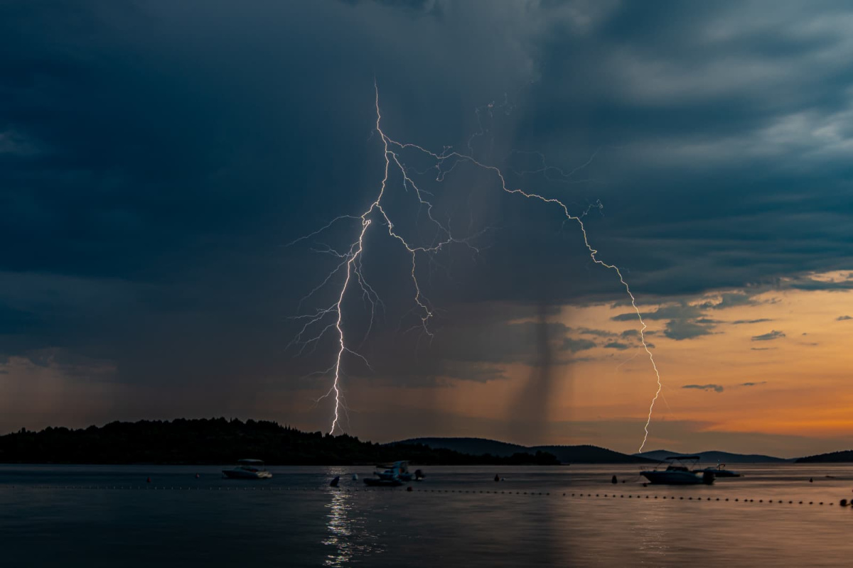 Munje osvijetlile nebo iznad Vodica: Neočekivana promjena vremena iznenadila i meteorologe