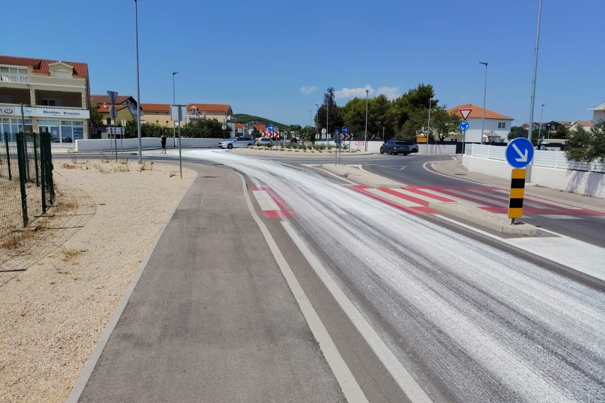 Zabijelio se kružni tok u Vodicama, ali nije od snijega