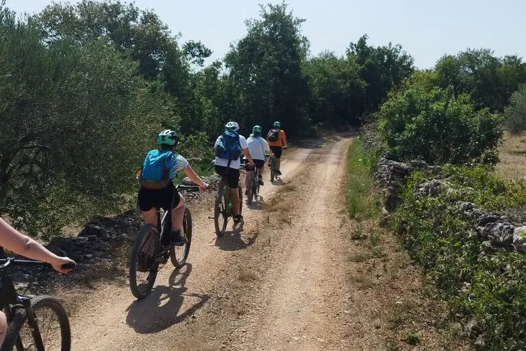 Dok mi gledamo prema moru, turisti otkrivaju neke sasvim druge Vodice