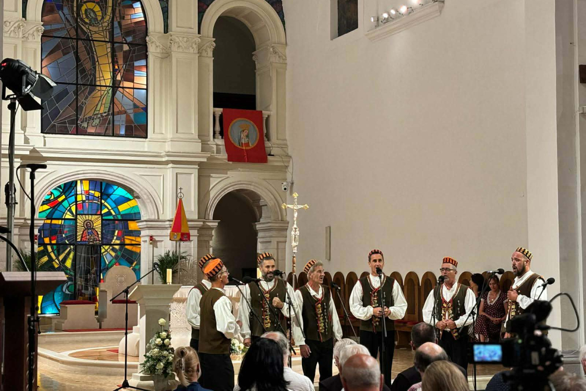 Klapa Bunari predstavila Vodice na 17. Festivalu „Klape Gospi Sinjskoj“