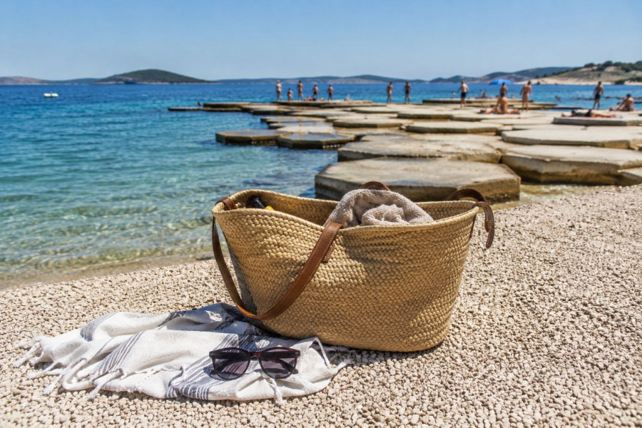 Krađa na plaži u Vodicama: Njemici iz torbe nestao zlatni nakit vrijedan 1.000 eura