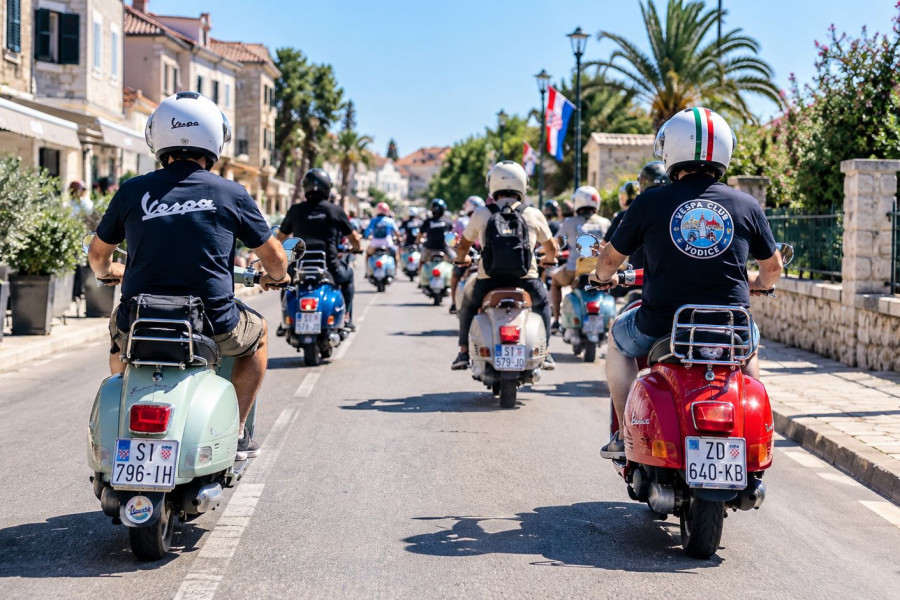 Više od 170 Vespi stiže u Vodice: Gradom će proći veliki defile