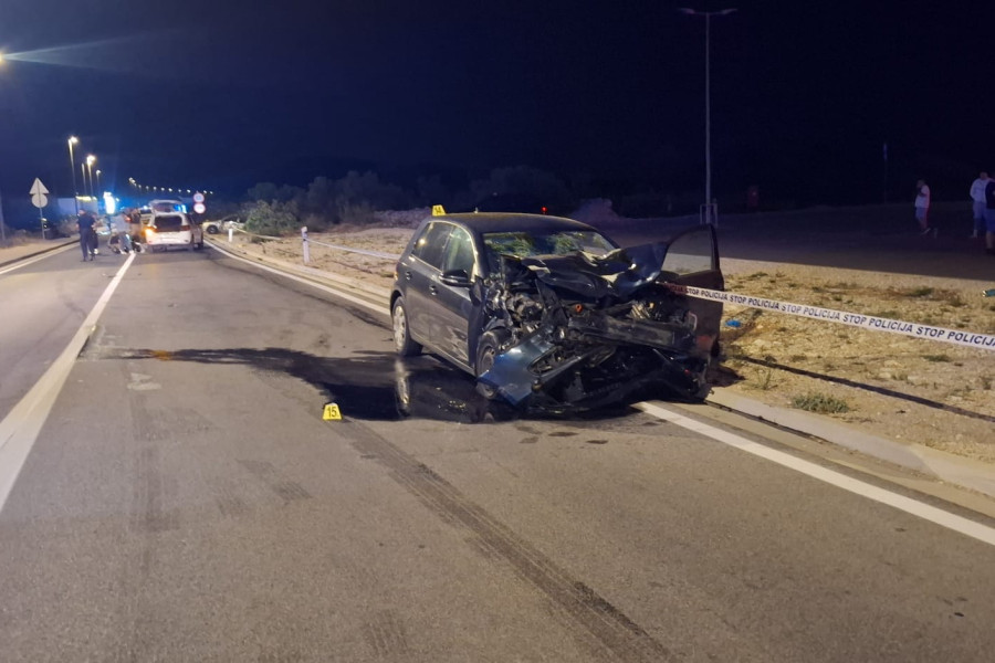 Za vatrogascima JVP Vodice zahtjevna noć i jutro: dvije prometne nesreće i požar na krovištu