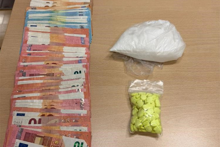 Zatečen kako uz suhozid odlaže vrećice s drogom, policija pronašla MDMA i ketamin