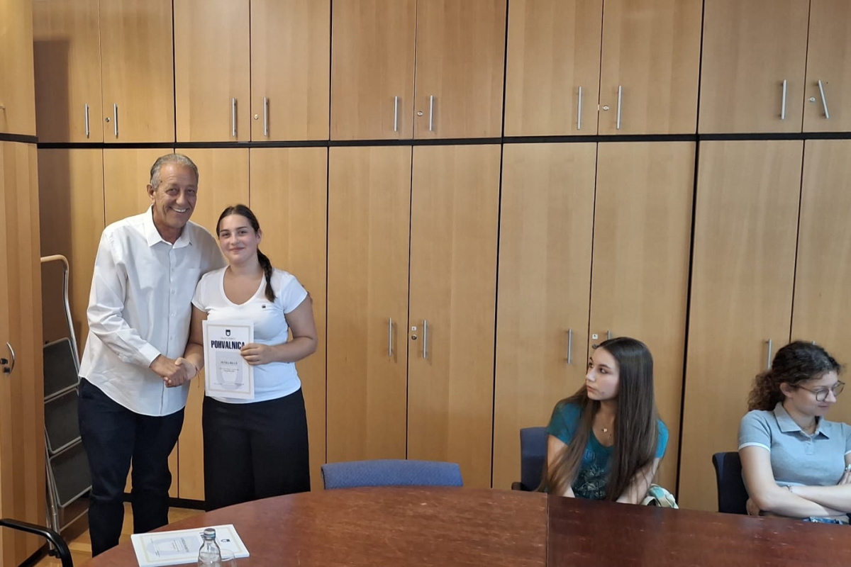 Grad Vodice nagradio 19 izvrsnih učenika s po 1.000 eura