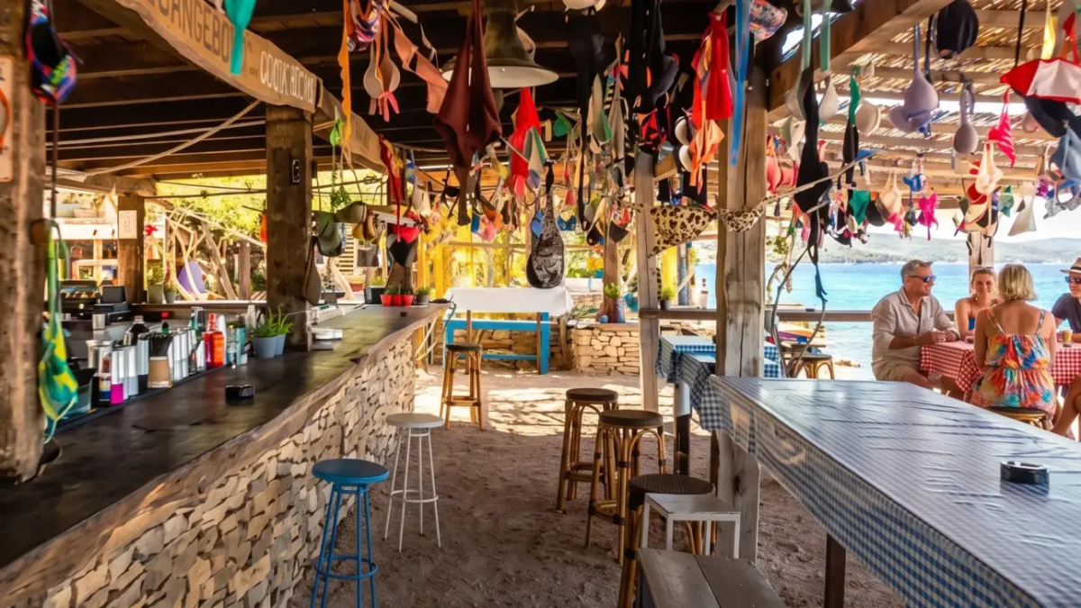 Skrivena konoba nedaleko od Vodica: Do nje možete autom ili brodom, a poznata je i po bikinijima