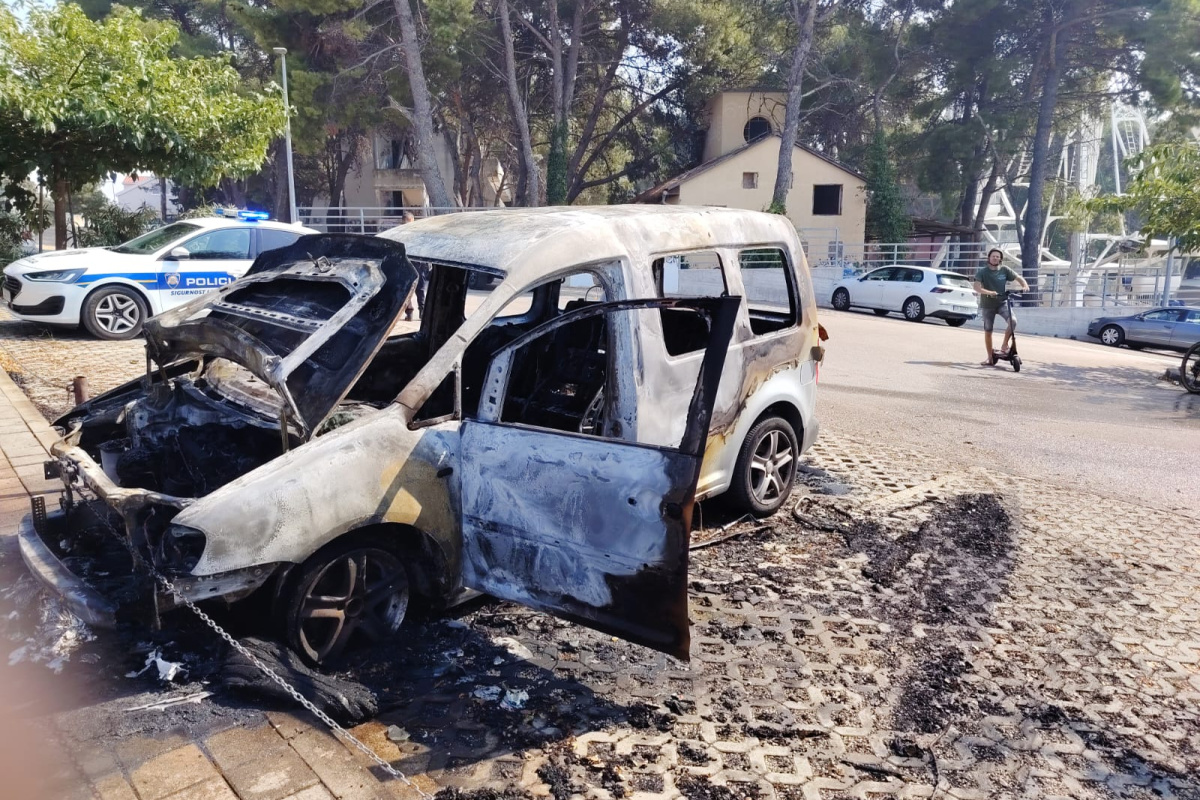 Požar automobila u Ulici Ljudevita Gaja, policija obavlja očevid