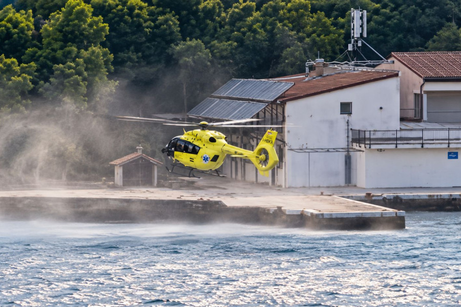 Kad su minute važne: helikopter hitne medicinske službe sletio u Prvić Luku