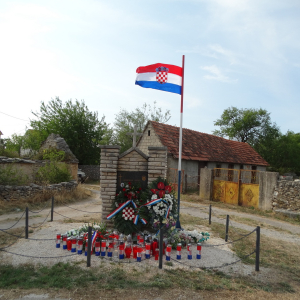 spomen obilježje Ivice Pešuta na mjestu pogibije u Biovičinom selu