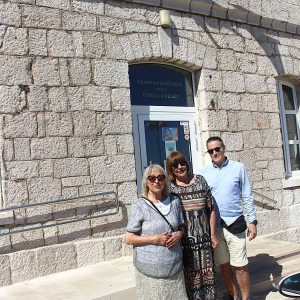 Ksenija, Mira i Ante pred Starom školom