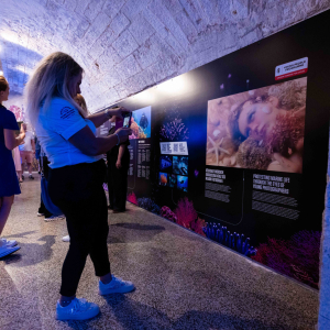 Info zid u prostoru izložbe World Unseen informira posjetitelje o važnosti koralja_1